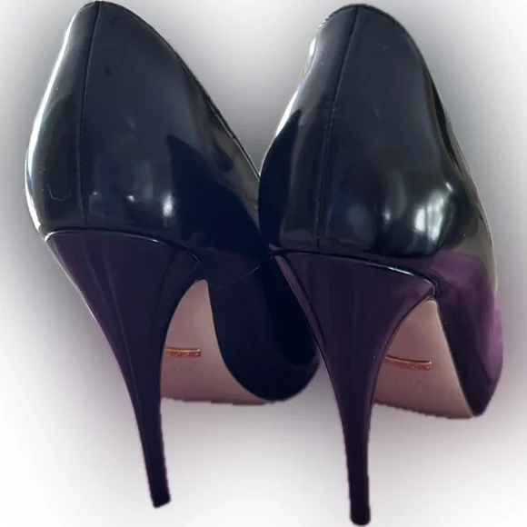 GUCCI Leather Point Toe Pumps. - Picture 3 of 4